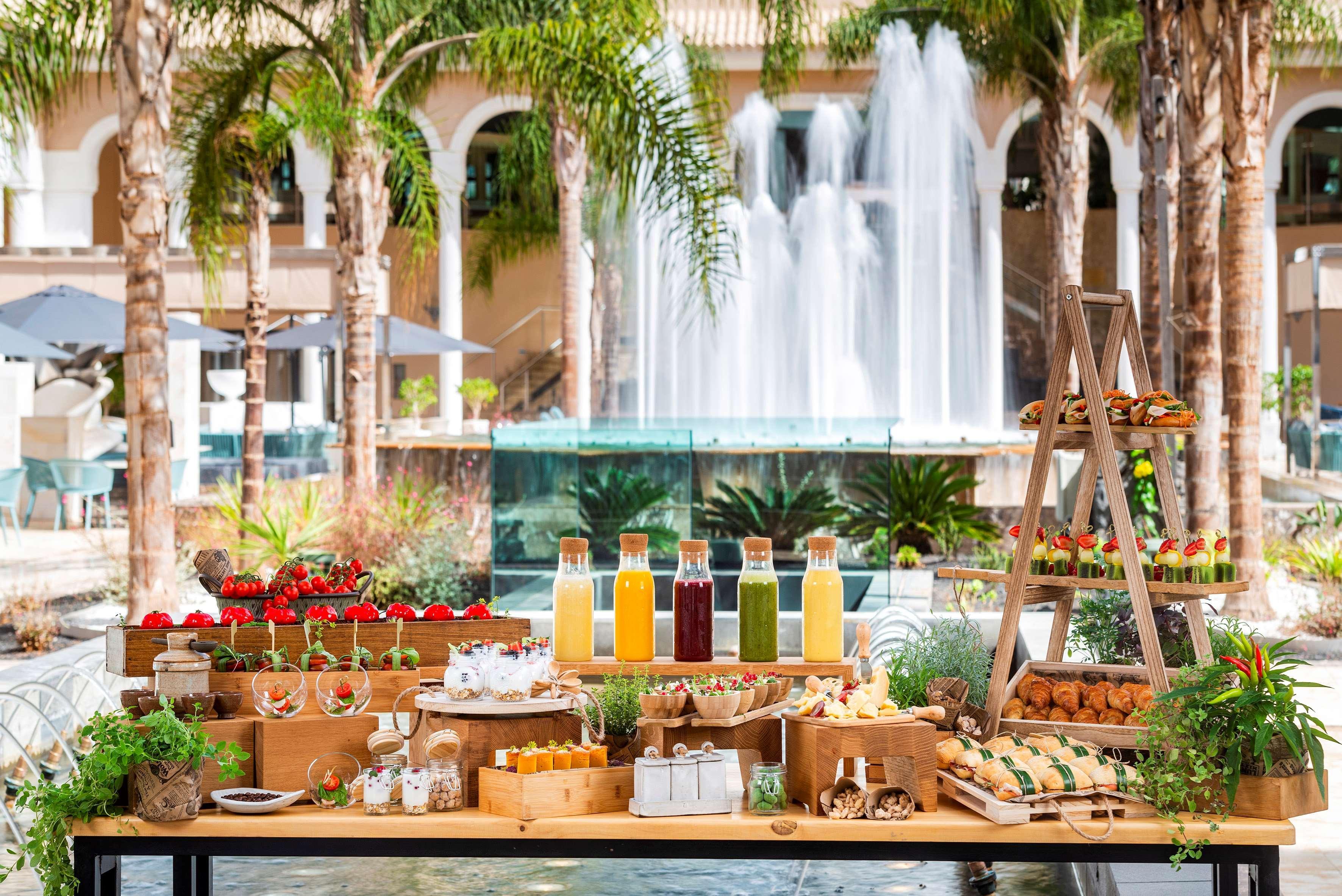 منتجع وسبا جران ميليا بالاسيو دي إيزورا Alcalá la Real المظهر الخارجي الصورة Fountain at the Four Seasons Hotel