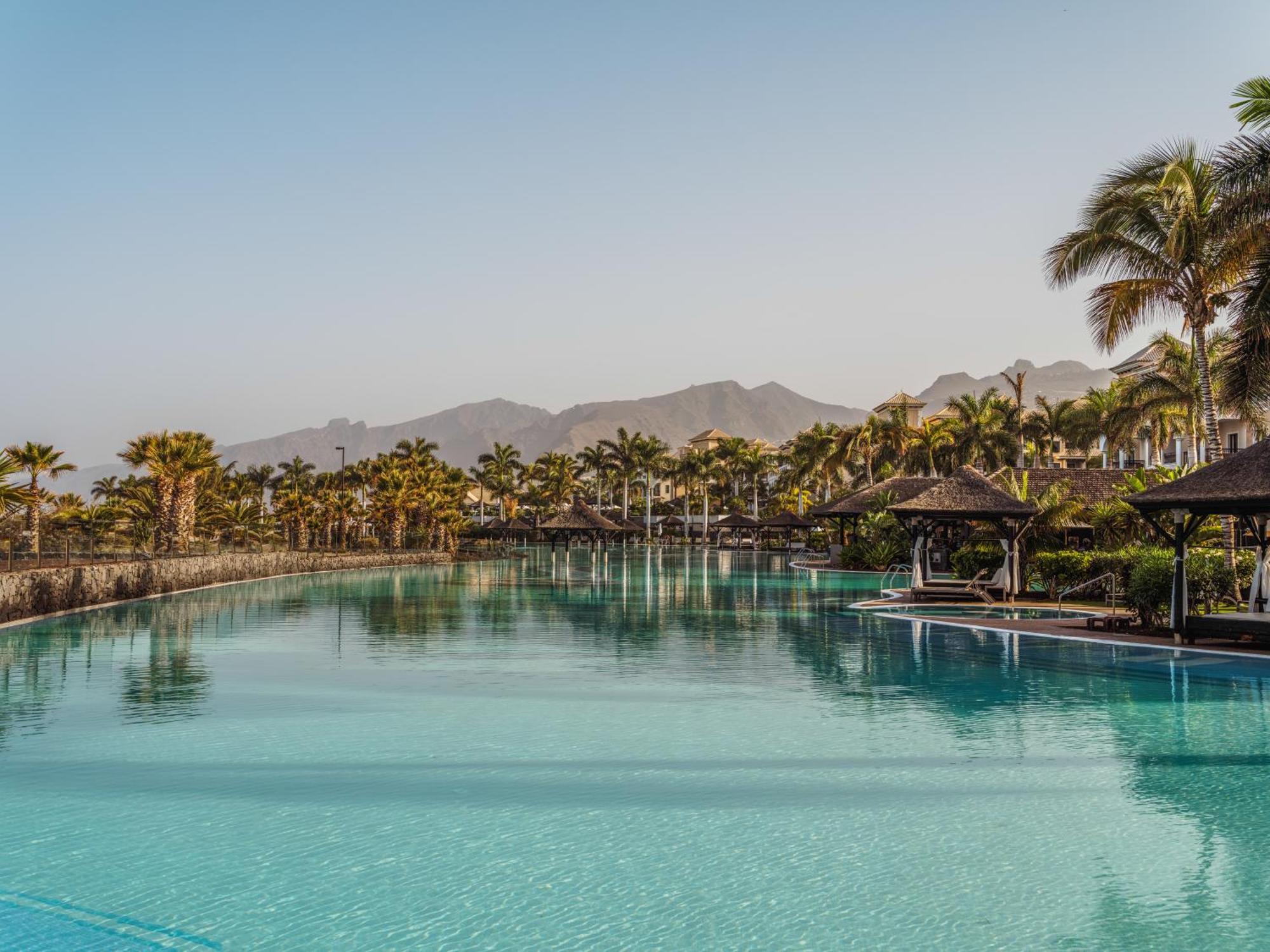 منتجع وسبا جران ميليا بالاسيو دي إيزورا Alcalá la Real المظهر الخارجي الصورة The swimming pool at the resort